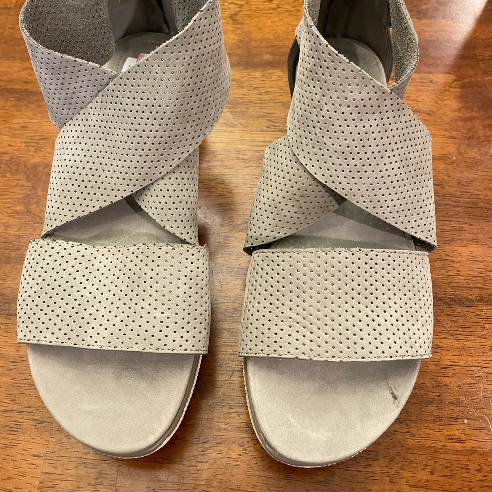 Women's Perforated Crossover Strap Sandals - Taupe
